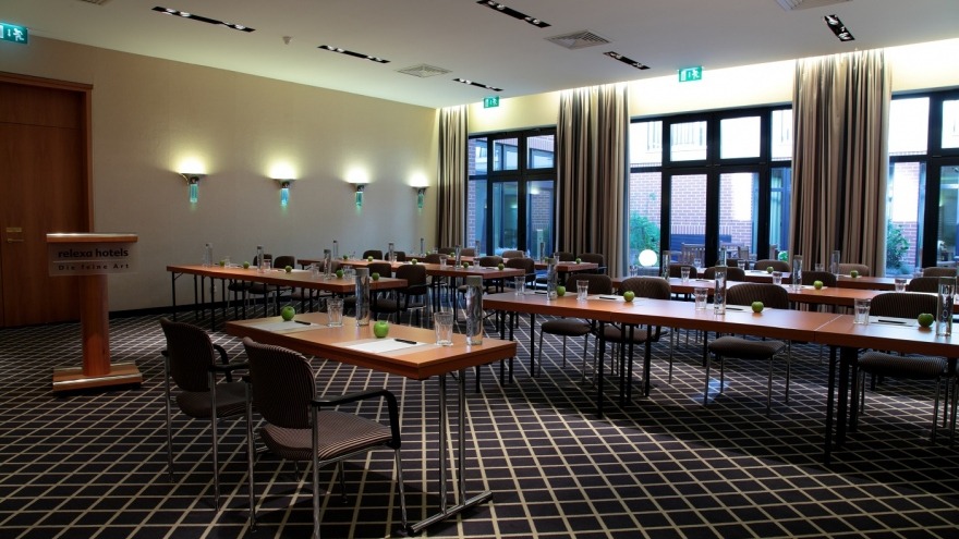 Tagungsraum Berlin II parlamentarische Sitzordnung relexa hotel Berlin - Tagungsraum Berlin II parlamentarische Sitzordnung